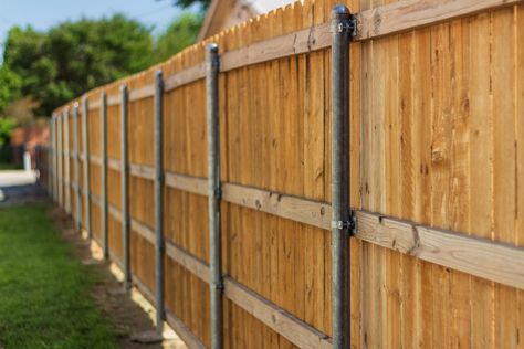 The Benefits of a Wood Fence with Metal Posts Fence With Metal Posts, Black Chain Link Fence, Privacy Fence Ideas, Wooden Fence Posts, Metal Fence Posts, Composite Fencing, Aluminum Fencing, Pvc Fence, Fencing Material