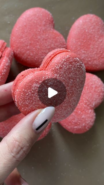 Viktorija Siskova || Macarons | Макаронс 🤎 on Instagram: "Super Easy Macaron Heart Piping Technique ❤️🫰 Macaron Shells are sprinkled with the regular granulated sugar 🤍 Free template is available on my website ➡️ viktoris.com ❤️" Macarons Decoration, Macaron Heart, Valentines Macarons, Spring Macarons, Heart Shaped Macarons, Macaron Decoration, Macaron Art, Sweet Ham, Heart Macarons