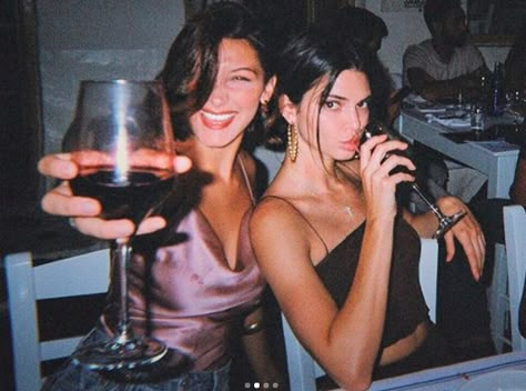 "But we made up 5 minutes later so it's all good." Bella Hadid Honored Kendall Jenner's Birthday By Posting A Picture Of The Two Of Them In A Fight Kendall Jenner Birthday, Photos Bff, Mode Ulzzang, Mode Editorials, Photo Star, Foto Tips, Party People, Kris Jenner, Fashion Blogger Style