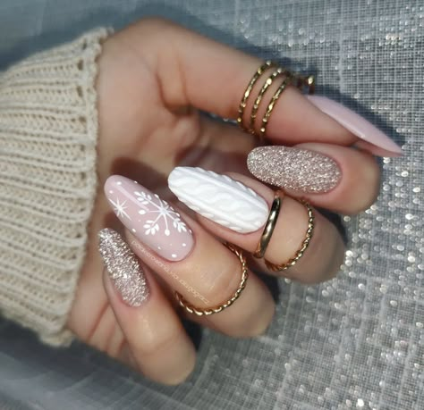 #christmas #christmasnails #nails #nailart #naildesign #nailideas #nailartideas #xmasvibes Ongles Beiges, Christmas Sweater Nails, Holiday Nails Christmas, December Nails, Christmas Nails Easy, Cute Christmas Nails, Christmas Gel Nails, Sweater Nails, Christmas Nails Acrylic