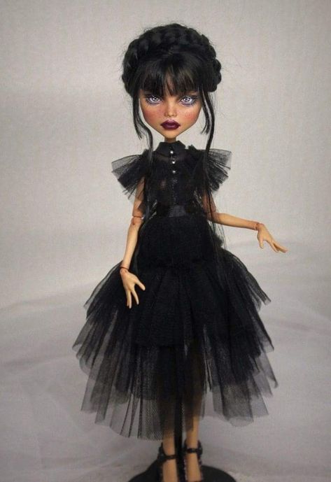 Cake Wensday, Wednesday Dolls, Melina Adams, Wednesday Doll, Halloween Wednesday, Wednesday Addams Doll, Doll Repaint Tutorial, Creepy Baby Dolls, Monster High School