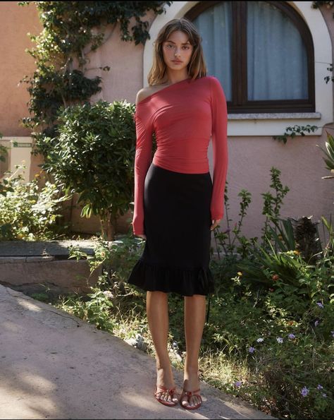 Cold Outfits For Work, Fall Outfits Midi Skirt, Modern Housewife Fashion, Divine Feminine Outfits Casual, Ingenue Winter Outfits, Elegant Midsize Outfits, Retro Chic Outfits, Medium Length Skirt Outfits, Rom Com Aesthetic Outfits