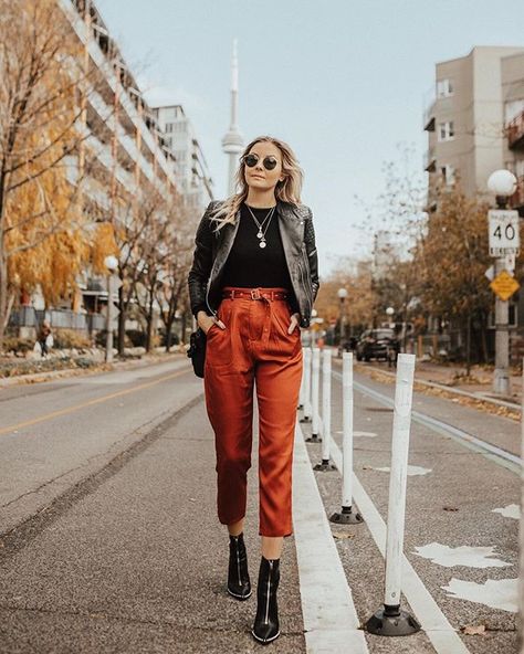 Laurie Ferraro en Instagram: “Can you put vodka in a humidifier? Asking for a friend.” Orange Trousers Outfit, Orange Pants Outfit, Pantalon Orange, Paperbag Hose, Mode Inspo, Casual Fall Outfits, Spring Outfits Casual, Looks Style, Fall Winter Outfits