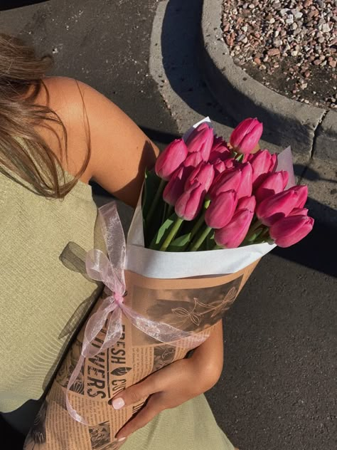 Vision Board Ideas Flowers, Insta Photo Ideas Flower, Holding Flowers Aesthetic, Pink Tulips Aesthetic, Bouquet Of Flowers Aesthetic, Aesthetic Flower Bouquet, Flowers Bouquet Aesthetic, Flower Bouquet Aesthetic, Giving Flowers