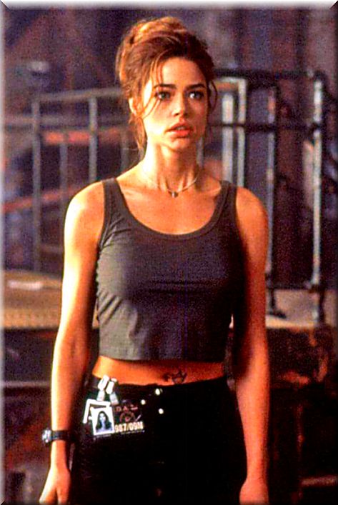 Halle Berry James Bond, Denise Richards 90s, James Bond Aesthetic, Denis Richards, Christmas Jones, Iconic Actresses, Bond Girl Outfits, Bond Babe, James Bond Women