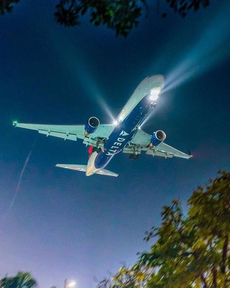 landing lights on  #aviation #pilot #training  https://aviatortraining.net Delta Airplane, Jets Privés De Luxe, Jet Privé, Plane Photography, Commercial Plane, Airplane Wallpaper, Pilots Aviation, Aviation World, Airplane Photography