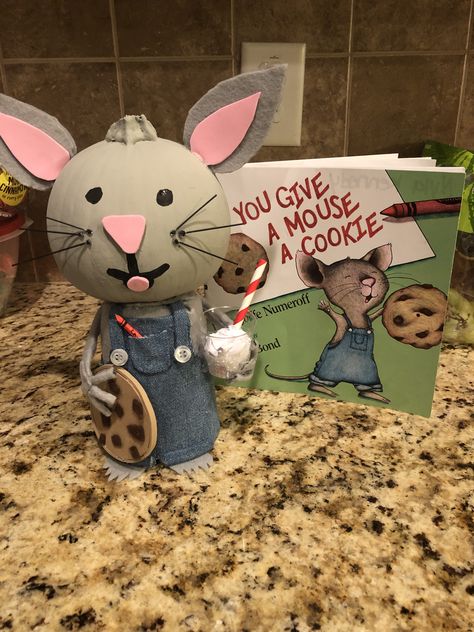 If You Give A Mouse A Cookie Pumpkin, If You Give A Mouse A Cookie, Christmas Cookie Craft, Cookie Costume Diy, Storybook Pumpkin, Pumkin Ideas, Book Character Pumpkins, Book Pumpkin, Story Book Pumpkin