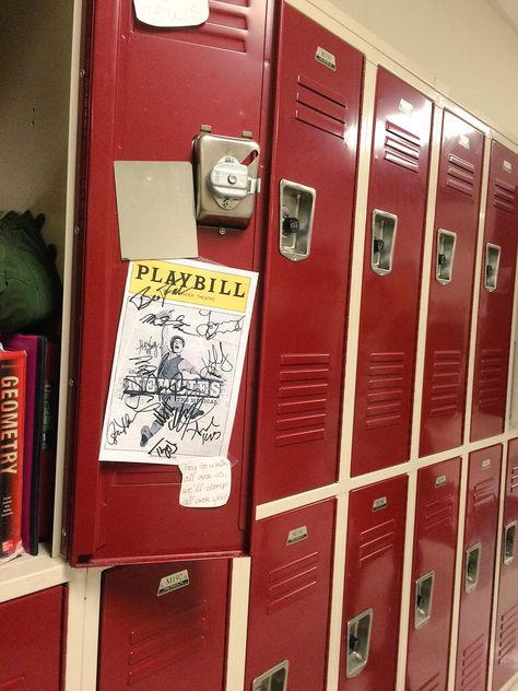 My locker :) Red Lockers Aesthetic, School Lockers Aesthetic, Locker Pictures, Poster Design School, Locker Aesthetic, High School Lockers, Locker Ideas, Locker Designs, Vintage Lockers