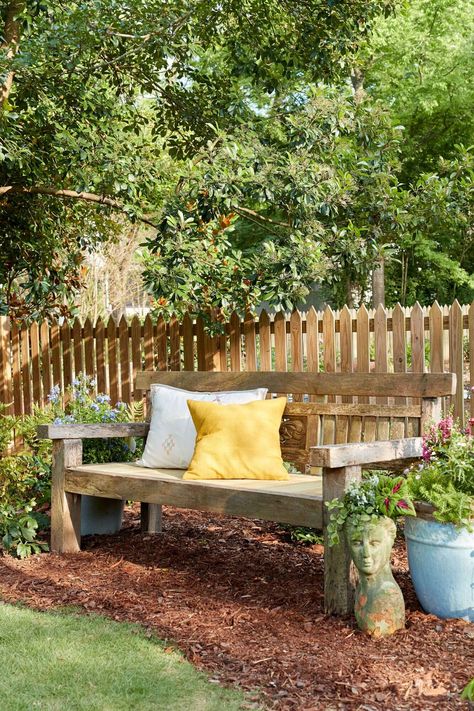 Garden Bench Along Fence in Backyard Taman Diy, Backyard Design Ideas Budget, Garden Bench Diy, Side Yards, Backyard Small, Building A Pergola, Front Yards, Backyard Pools, Garden Wallpaper