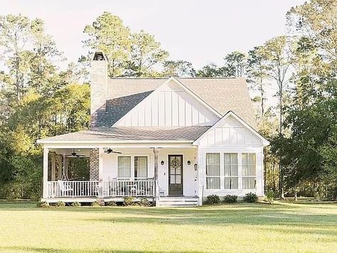 Farmhouse Layout, Mini Farmhouse, Zillow Homes, First House, Small Farmhouse, Farmhouse Ideas, White Cottage, Cottage Farmhouse, Farmhouse Cottage