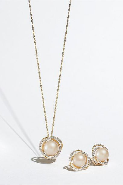 Matching Earrings And Necklace, Pendant With Earrings Gold, Pearl And Diamond Pendant, Pearl Pendant Designs Gold, Pearl Pendant Designs, Pearl Jewellry, Simple Diamond Earrings, Pearl Diamond Earrings, Pearl Diamond Pendant