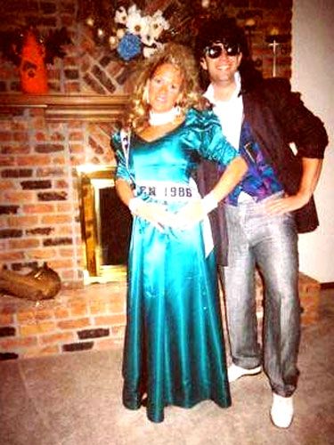 1986 called. Even they don't want their silver slacks, geometric vest, teased bangs, white gloves, and taffeta teal dress back.  -Cosmopolitan.com Teased Bangs, Guy Prom Outfits, Hilarious Couples Costumes, Prom Dresses 80s, 80s Prom Party, Prom Outfits For Guys, 80's Prom, Prom King And Queen, 80s Halloween Costumes