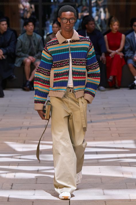 Sacai Spring 2025 Menswear https://www.vogue.com/fashion-shows/spring-2025-menswear/sacai/slideshow/collection#35 Fashion Week Menswear, Marc Jacobs Menswear, Mens Boho Fashion, Sweater Outfit Men, Menswear Jacket, Sweater Outfits Men, Streetwear Sweater, 2025 Fashion, Spring 2025