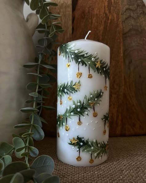 Candles For Winter, Christmas Candles Diy Paint, Xmas Candles Ideas, Diy Christmas Home Decor Ideas, Painting Christmas Candles, Pillar Candle Painting, Candle Painting Ideas Christmas, Christmas Candle Painting Ideas, Painting Candles With Candles