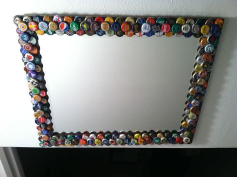 Bottlecap mirror Bottle Cap Mirror, Creative Mirror Frame Ideas, Party Garage, Beer Bottle Cap Art, Bottle Top Art, Art From Recycled Materials, Funky Mirrors, Beer Cap Art, Can Tab Crafts