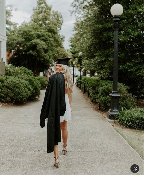 Grad Pic Outfit Ideas High School, Black Graduation Outfit Ideas, Highschool Grad Pics, Cap And Gown Photos College, Cap And Gown Senior Pictures College, Graduating Photoshoot, High School Graduation Picture Outfit Ideas, White Cap And Gown Graduation Pictures, Fall Grad Pics