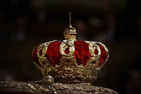 The crown of Spain's king is displayed during the swearing-in ceremony of Spain's King Felipe VI at the Spanish parliament on June 19, 2014. Royal Crown Jewels, Imperial Crown, Royal Crowns, Royal Tiaras, Kings Crown, Silver Crown, Royal Jewels, Crown Royal, Crown Jewels