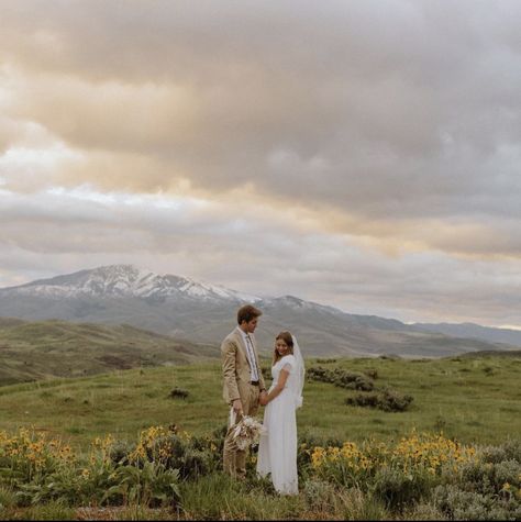 Bridal Photoshoot Mountains, Cottage Wedding Photos, Flower Field Elopement, Cottagecore Wedding Photos, Spring Elopement, Bridal Pictures, Bridal Photoshoot, Photo S, Bridal Photos