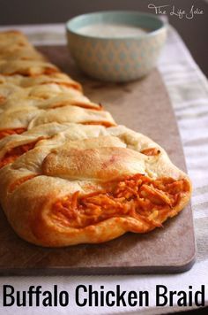 Buffalo Chicken Crescent Roll Recipes, Bread Braids, Braid Recipes, Chicken Braid, Sandwich Ring, Appetizers Meat, Chicken Buffalo, Creative Pizza, Buffalo Chicken Meatballs