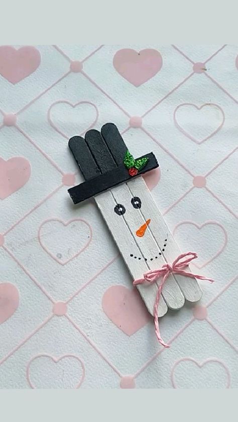 how to make easy snowman using popsicle stick Popsicle Snowman, Popsicle Stick Snowman, Christmas Decorations Snowman, Stick Projects, Popsicle Stick Ornaments, Sticks Craft, Make Christmas Ornaments, Popsicle Stick Christmas Crafts, Snowman Ideas