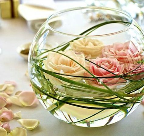 Great idea, globes ( they have them at dollar stores) water and flowers and stems....beautiful , fragrent and does't block guests Floating Flower Centerpieces, Spring Wedding Centerpieces, Floating Centerpieces, Auckland Wedding, Deco Champetre, Round Vase, Floating Flowers, Flower Centerpieces Wedding, Deco Floral