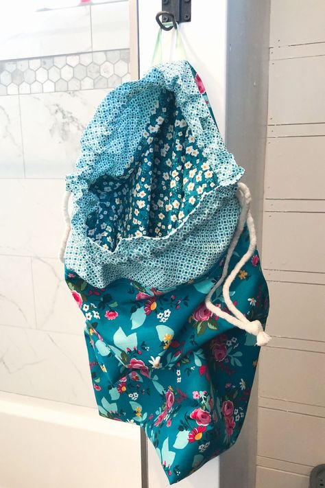 Laundry Bags Diy, Lined Drawstring Bag, Cosmetic Bag Tutorial, Diary Of A Quilter, Travel Laundry Bag, Sewing Machine Projects, Trend Fabrics, Laundry Bags, Bag Tutorial