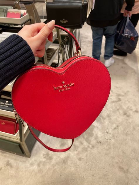 Kate Spade Heart Shaped Purse, Kate Spade Aesthetic Bag, Heart Purse Aesthetic, Heart Bag Aesthetic, Red Aesthetic Accessories, Kate Spade Heart Purse Outfit, Heart Bag Kate Spade, Crossbody Aesthetic, Heart Handbag