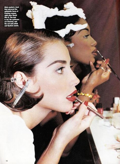 Christy Turlington ~ Naomi Campbell ~ 1991. LOVE this makeup. The eyebrows are killing me, so perfect. 90s Supermodel Aesthetic, Naomi Campbell 90s, Supermodel Aesthetic, Models Backstage, 90s Model, 90s Supermodels, 90s Models, Linda Evangelista, Model Aesthetic