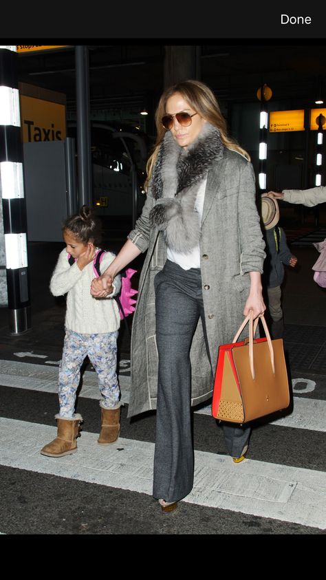 Jennifer Lopez and daughter Emme💗 Photo: ALKM-GSI Gucci Trousers, Jennifer Lopez Outfits, Celebrity Mom, Jlo Style, J Lo Fashion, Celebrity Airport Style, Heathrow Airport, Coat Outfits, Beautiful Lingerie