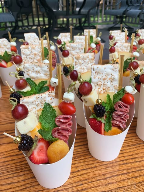 Graduation Party Decor Ideas, Charcuterie Cup, Party Decor Ideas, Decorações Com Comidas, Party Food Buffet, Catering Ideas Food, Lake Food Ideas Summer, Food Ideas Summer, Lake Food Ideas