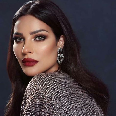 Nadine nassibe njeim Natural Dark Red Hair, Nadine Nassib, Midnight Blue Hair, Winter Lip Color, Dark Red Hair Color, Red Hair With Highlights, Long Hair Tips, Dark Red Hair, Glossy Hair