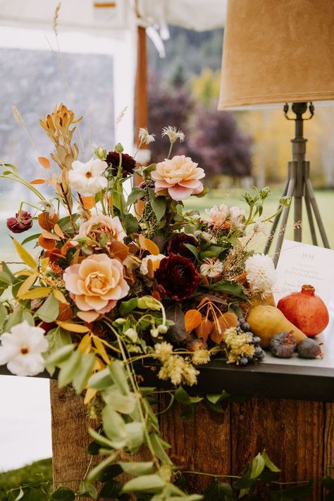 Bar arrangement full of garden roses and seasonal fall fruits - the perfect state piece Fruit Wedding Centerpieces Fall, Thanksgiving Florals, Wedding Installations, Bar Arrangement, Fall Flowers Garden, Ketchum Idaho, Photo Corner, Dahlias Wedding, Cozy Wedding