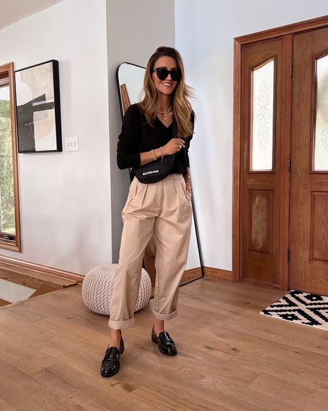 Beige Pleated Trousers Outfit, Tan Pleated Pants Outfit, Beige Chino Pants Women Outfit, Carrot Fit Trousers Outfit Women, Beige Pleated Pants Outfit, Beige Chinos Women Outfit, Trendy Casual Outfits For Women, Carrot Pants Outfit, Chinos Outfit Women