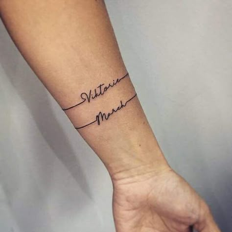 Bracelet Tattoos With Names, Small Name Tattoo, Mutterschaft Tattoos, Tattoo Names, Wrist Band Tattoo, Name Tattoos For Moms, Wrist Bracelet Tattoo, Name Tattoos On Wrist, Mama Tattoo