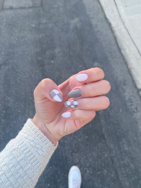 Beige Checkered Nails, White Nails Accent Nail, Nuteral Nails Cute Acrylic, Tan Checkered Nails, Pastel Checkered Nails, Neutral Checkered Nails, Nail Ideas Checkered, Nail Inspo Checkered, April Nails Ideas 2023