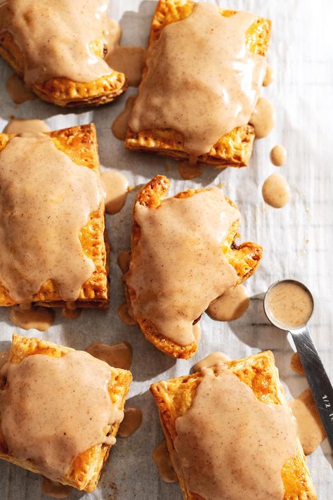 These pumpkin pop tarts are made with a flaky and crispy pie dough, with a spiced pumpkin filling, and a pumpkin spice icing on top. It's THE recipe for the Fall season and a great way to use up leftover pumpkin puree! #pumpkin #poptarts | teakandthyme.com Pumpkin Pop Tarts, Leftover Pumpkin Puree, Puree Pumpkin, Pumpkin Filling, Leftover Pie, Cooking Breakfast, Leftover Pumpkin, Mini Pumpkin Pies, Breakfast Goodies