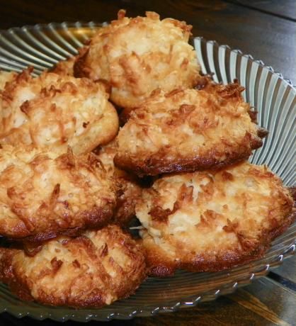 I so love coconut....have to try these Cocadas (Bolivian Coconut Candies) Bolivian Cuisine, Bolivian Food, South American Recipes, Latin American Recipes, Coconut Candy, Potluck Recipes, Latin Food, American Food, Shredded Coconut