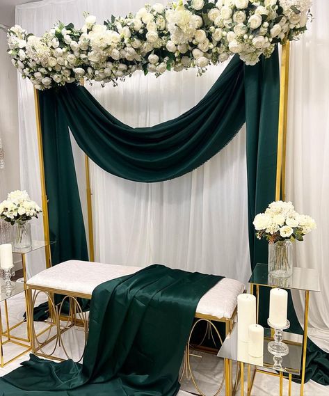 Wedding Decoration Ideas Green, Green Engagement Decorations, Green Nikkah Decor, Green Decorations Party, Green Nikkah, Green Engagement Party, Wall Design Outdoor, Henna Engagement, Event Wall