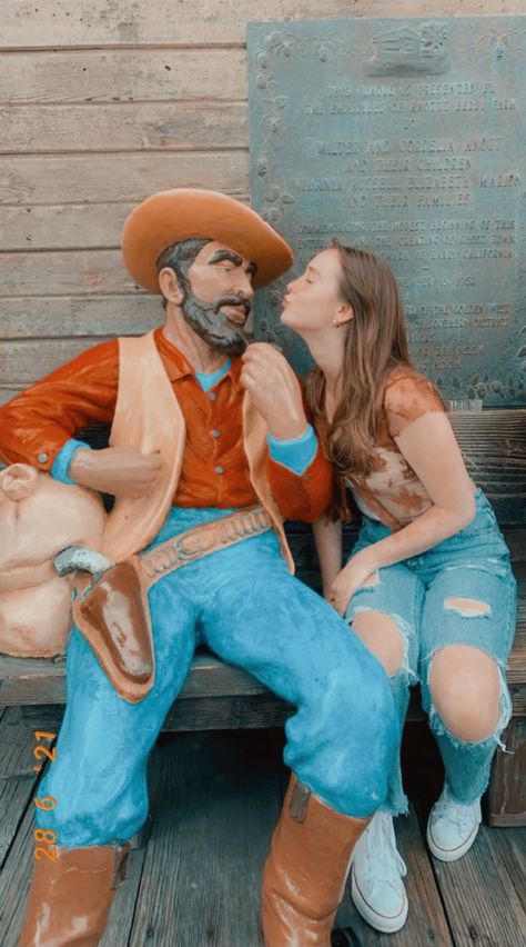 Farm Photoshoot Ideas Best Friends, Farm Photo Ideas, Knotts Berry Farm Photo Ideas, Knotts Berry Farm Aesthetic At Night, Knotts Berry Farm, Berry Farm, Farm Photo, Insta Photo, Insta Photo Ideas