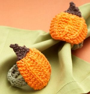 Thanksgiving table decor has never been this cute. Whip up a few of these pumpkin napkin rings for a thoughtful host or hostess gift! Pumpkin Hat Pattern, Pumpkin Napkin, Halloween Knitting Patterns, Sugar N Cream Yarn, Halloween Knitting, Knit Dishcloth Pattern, Thanksgiving Crochet, Crochet Coasters Free Pattern, Patterned Napkins