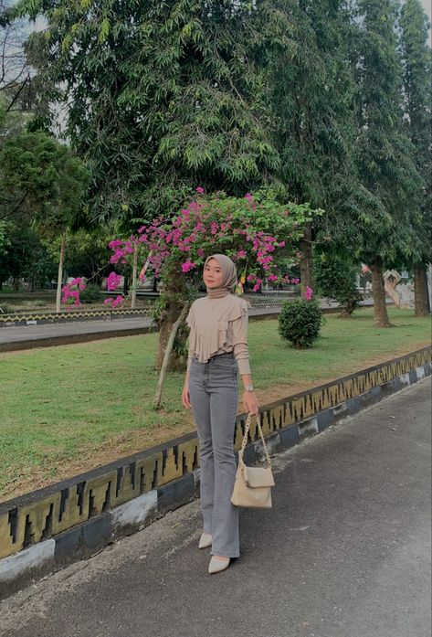 #cutbray #ootdfashion Cutbray Jeans Outfit, Cutbray Jeans, Hijab Jeans, Ootd Jeans, Ootd Simple, Celana Jeans, Outfit Hijab, Ootd Hijab, Ootd Fashion