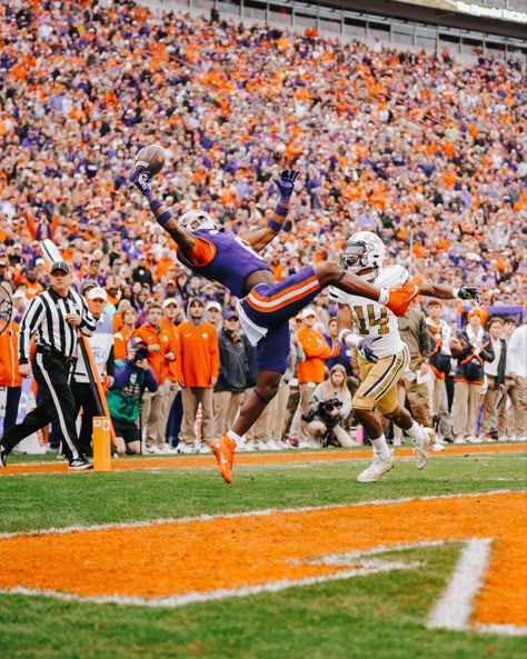 Clemson WR Tyler Brown makes an incredible one handed catch for a touchdown against Georgia Tech, November 11, 2023. Clemson Football Wallpaper, Clemson Aesthetic, Clemson Wallpaper, Clemson Logo, Clemson Baseball, Tyler Brown, Clemson Tigers Football, Football Poses, Nfl Football Pictures