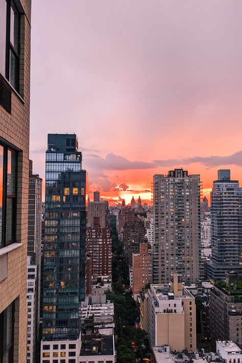 Breathtaking Manhattan skyline view from 32nd-floor apartment balcony in the Upper East Side neighborhood of Yorkville. ✨ #NYCSunsetSkyline #ManhattanSkyline #NewYorkCityViews #NYCSkyscraper // Photo by Lily N. @leelee_love Nyc Upper East Side Apartments, New York Upper East Side Apartments, Nyc View Apartment Window, Yorkville Nyc, New York Apartment Aesthetic, Manhattan Upper East Side, Manhattan Sunset, Bestie Trip, Nyc Dream