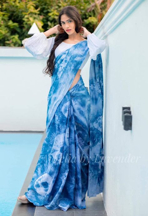 Bathik Saree Designs, Gaun Design Dresses Indian, Shagun Blouse Designs, Bandhani Lehenga, Grow Eyelashes, Latest Saree Trends, Daily Wear Sarees, Saree Jacket Designs, Elegant Sarees