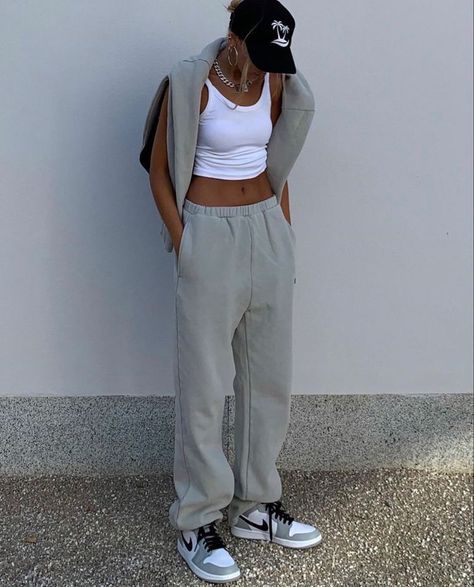 Sweatpants And Tank Top Outfits, Outfits With Sweats, Casual Outfits Cute, Accessories Hairstyles, Looks Pinterest, Tank Top Outfits, Looks Street Style, Crop Top Outfits, Mode Inspo