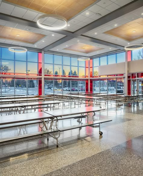 Fancy Cafeteria School, High School Cafeteria Design, Huge School Building, Aesthetic Cafeteria School, American High School Cafeteria, Beautiful School Building, Luxury School Cafeteria, School Aesthetic Cafeteria, Science Classroom High School