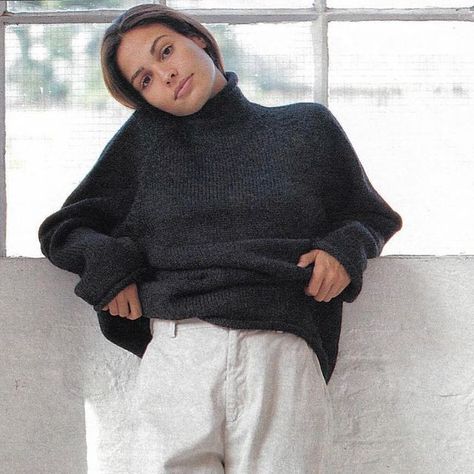 reva luft on Instagram: "Outfit inspo from this vintage j crew look: grey rolled neck sweater and off white chinos (with rustic blankets, old books, and iced coffee in a Duralex glass to finish off this completely timeless vibe)" Roll Neck Sweater Outfit, Old J Crew, J Crew Looks, Thrift Wishlist, Rustic Blankets, Vintage J Crew, White Chinos, Teaching Style, Jcrew Sweater