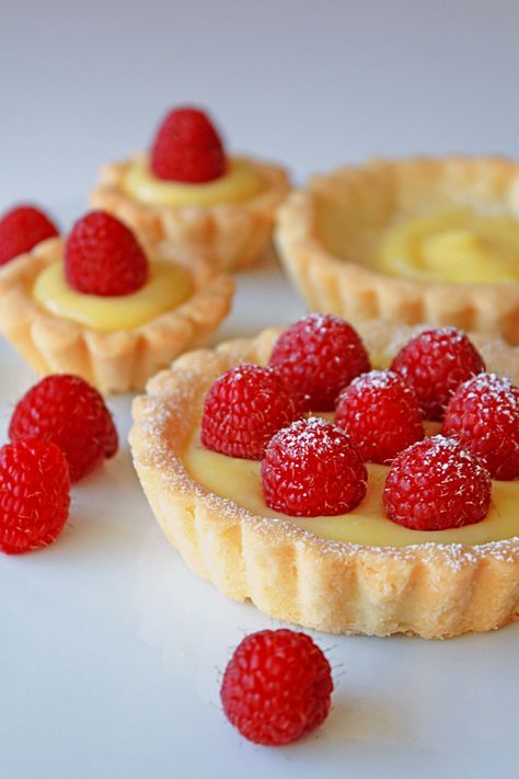 Individual Tarts Desserts, Raspberry Shortbread, Mini Lemon Tarts, Lemon Tartlets, Mini Tart Recipes, Lemon Tart Recipe, Tartlets Recipe, Dessert Mini, Fruit Tart Recipe