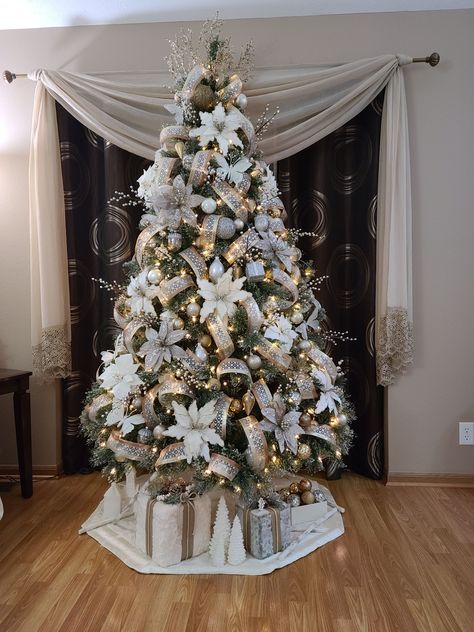 Beautiful Christmas Trees Decorated Winter Wonderland, Green And White Christmas Tree Ideas, Gold And White Christmas Tree Ideas, White Christmas Trees Decorated, Christmas Tree White Gold, Christmas Tree Ideas 2022 Trends, 2024 Christmas Tree Trends, White And Gold Christmas Decor, Christmas Tree Ideas 2022