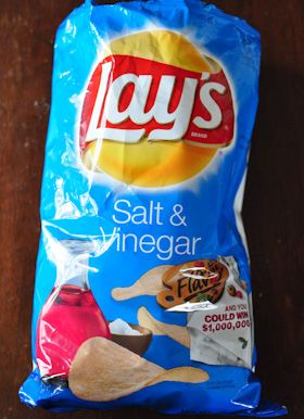 The Science Behind Salt and Vinegar Chips Salt And Vinegar Chips, Vinegar Chips, Salt And Vinegar Potatoes, Lays Potato Chips, Lays Chips, Honey Barbecue, Salt And Vinegar, Potato Crisps, Chips Brands